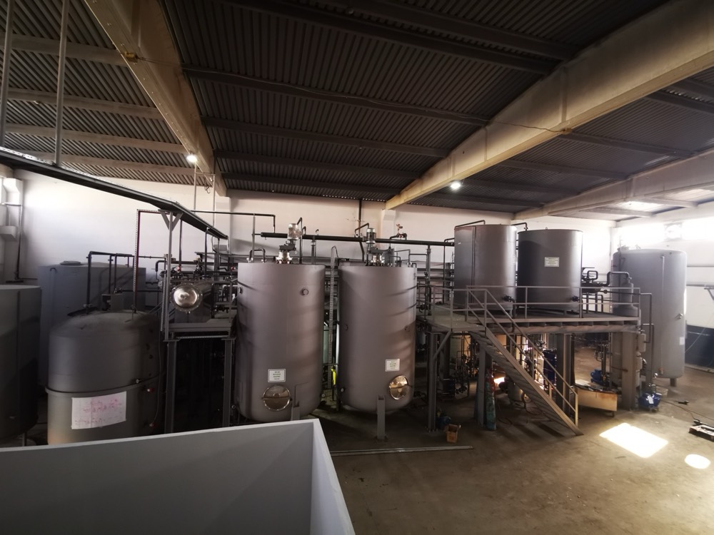 Compact biodiesel plant